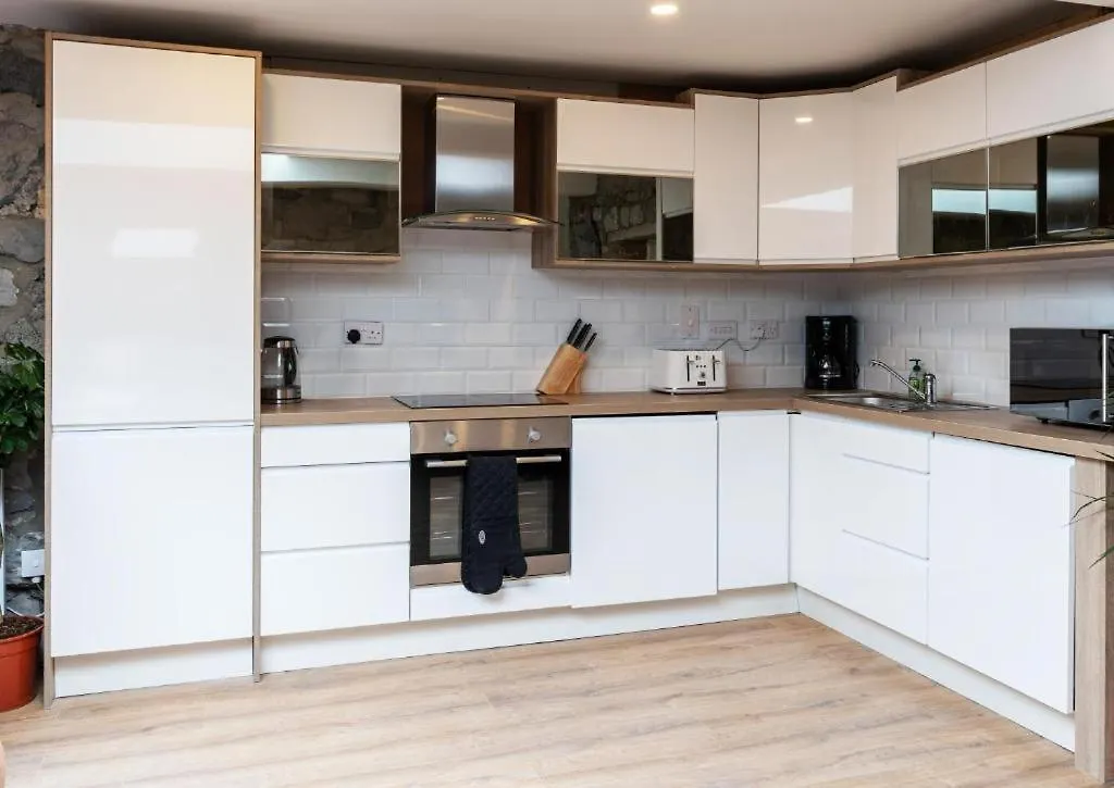 Luxury Cottage - City Center - Large Garden With Hot Tub -7 Bedrooms-4 Bathrooms Galway Apartment