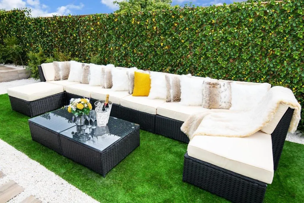 Luxury Cottage - City Center - Large Garden With Hot Tub -7 Bedrooms-4 Bathrooms Galway Apartment